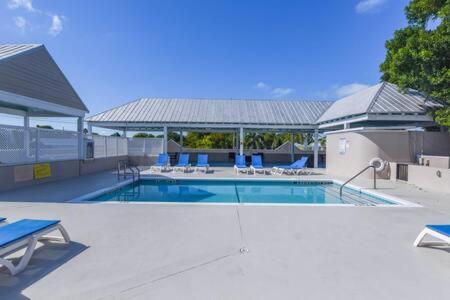 New Casa Caribe By Brightwild- Two-Story Condo Rooftop Pool Key West Extérieur photo